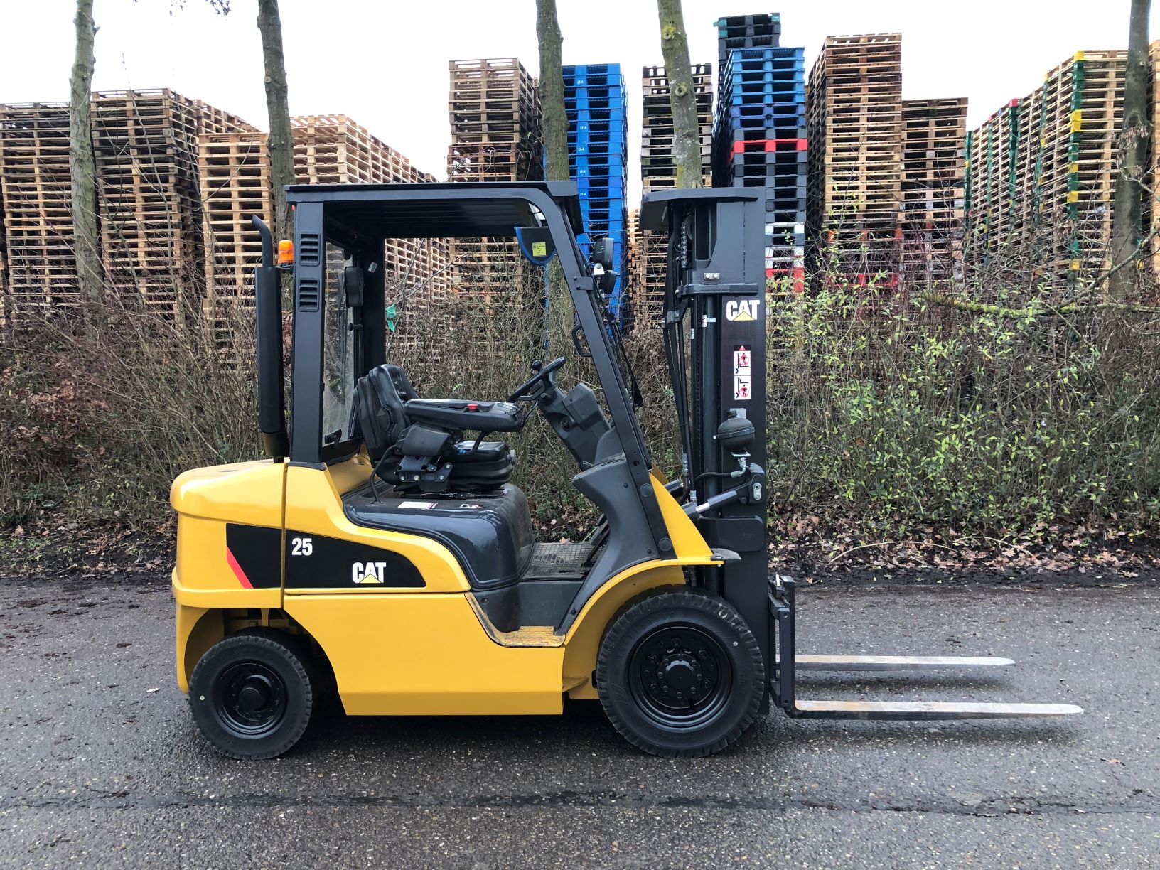 CATERPILLAR DP25N VORKHEFTRUCK 2500KG DIESEL